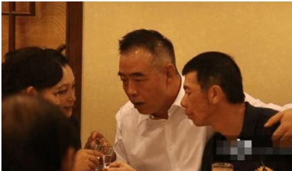 冯小刚|冯小刚饭局的一张照片曝光，乖乖地抱在怀里，徐帆不敢插嘴