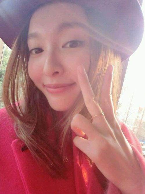 白敬亭|明星自拍哪家强？颜王和艺兴对比皮肤色度是差了几个色号呢？