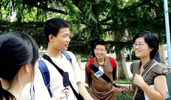 韦东奕|左手馒头右手水，成功出圈走红的他，又被嘲讽买不起房？