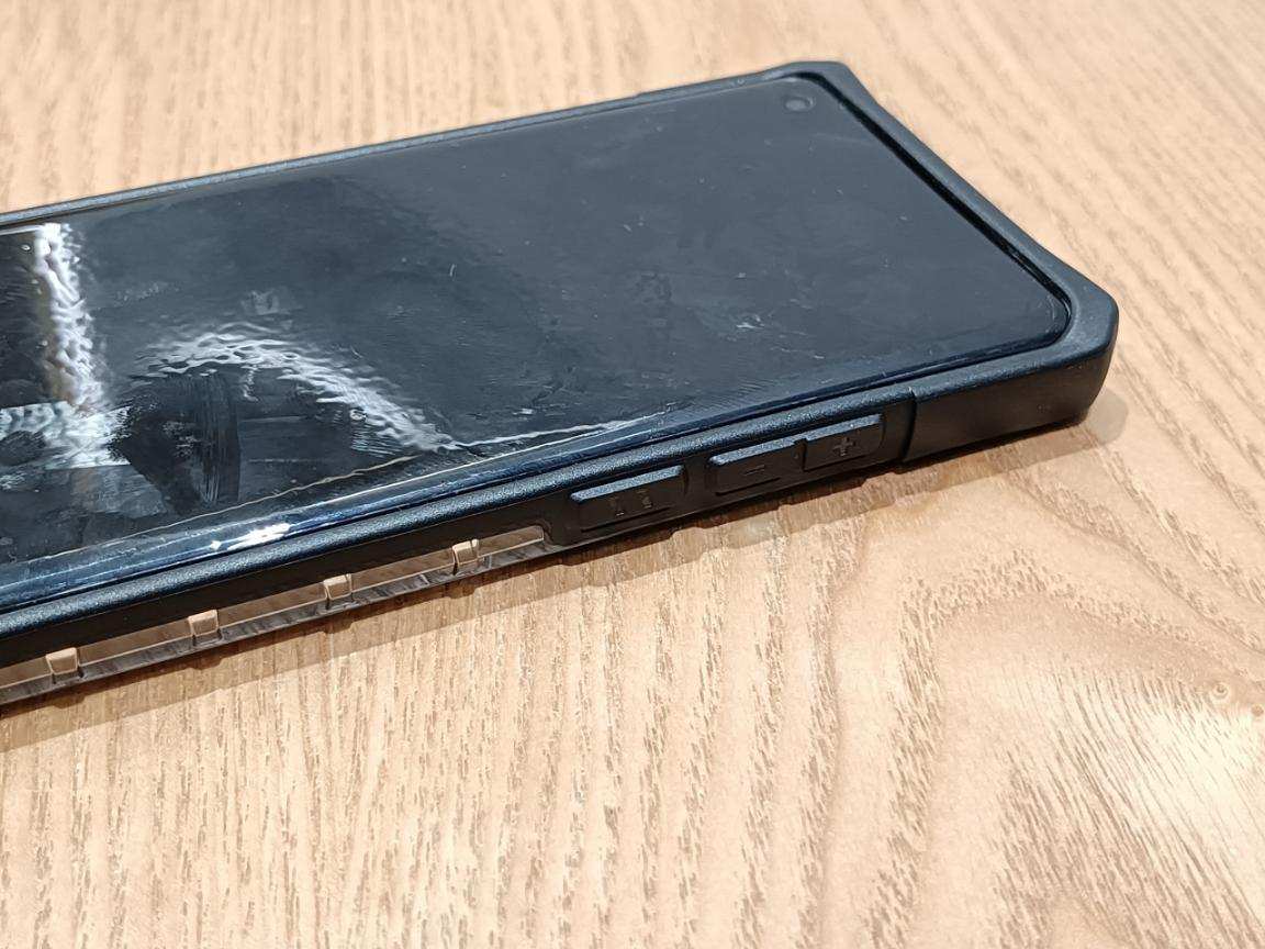 手机想裸奔,又怕碎屏,UAG手机壳你得试试了,给你裸奔的手感