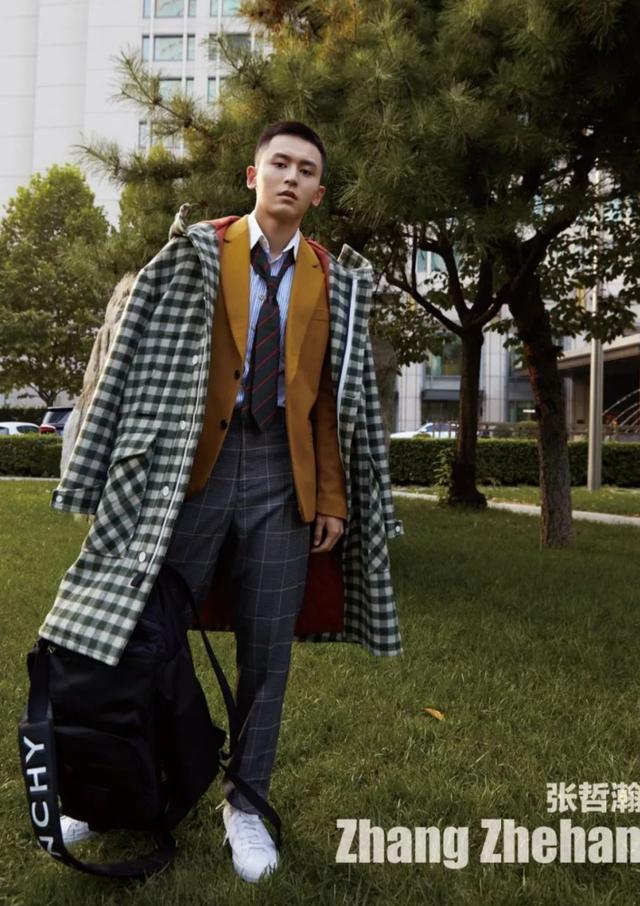 张哲瀚|张哲瀚杂志造型太女性化？男人阳刚之气皆无，这就是“下海”的代价