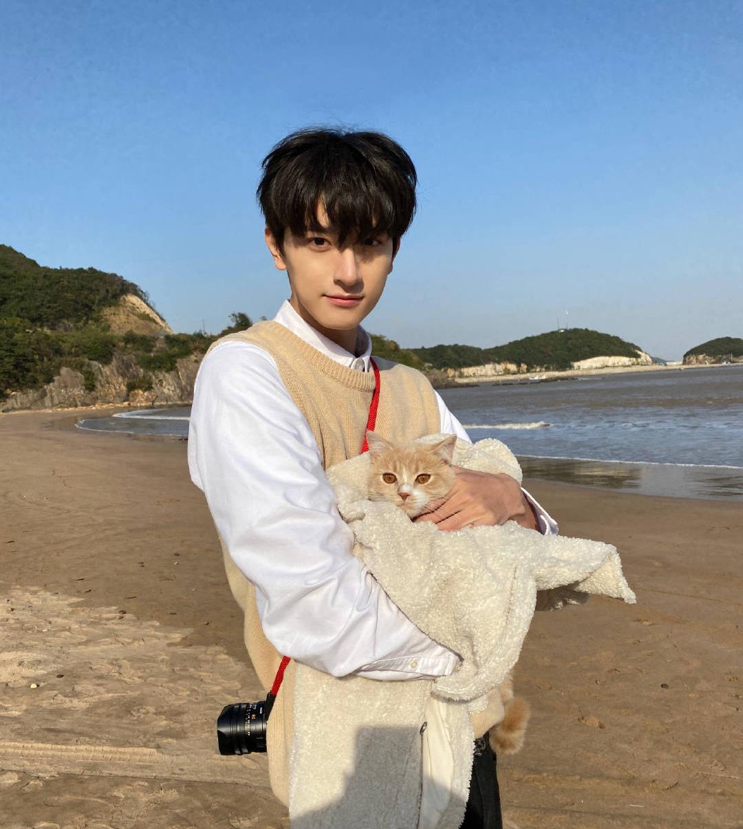 美食|随便一张自拍都百万点赞的男孩，为什么就是不火？