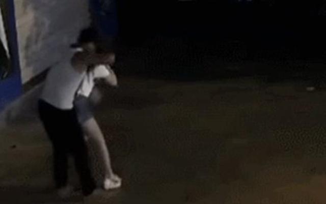 最前沿看点 广东两男子深夜遇袭，一死一伤，4名未成年凶徒落网