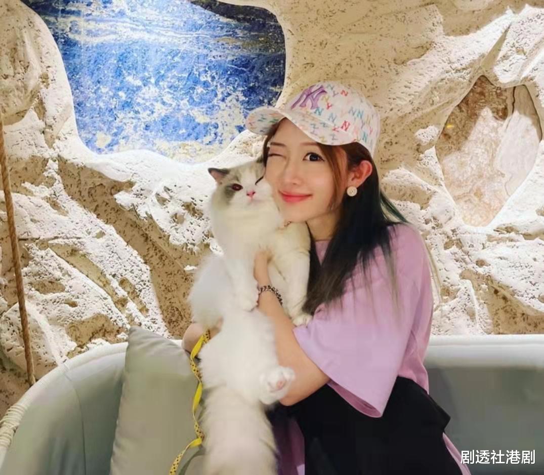 颁奖礼|好Man!香港女歌手颁奖礼突然晕倒,获TVB视帝公主抱回后台休息