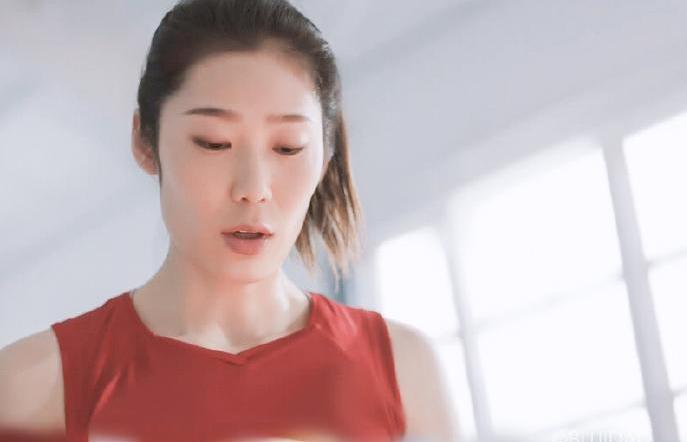 朱婷|朱婷最新廣告片出爐！27歲的中國(guó)女排隊(duì)長(zhǎng)，形象很健康