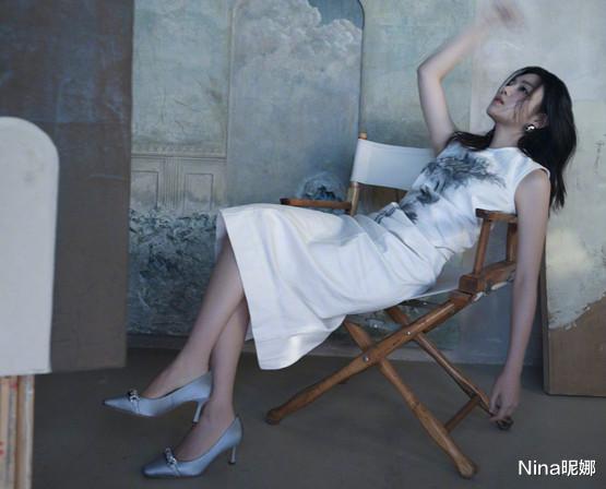 陈妍希|陈妍希罕见秀恩爱！穿镂空裙跟老公玩拍手，被陈晓壁咚脸红超害羞