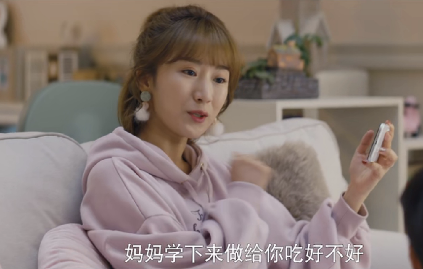 面膜|阔太李念新剧演辣妈，穿少女装扎半马尾不像36岁，笑起来梨涡真美