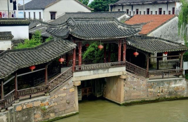 古镇 千年古镇隐藏在浙江省，宁静而自由，距上海仅两小时车程