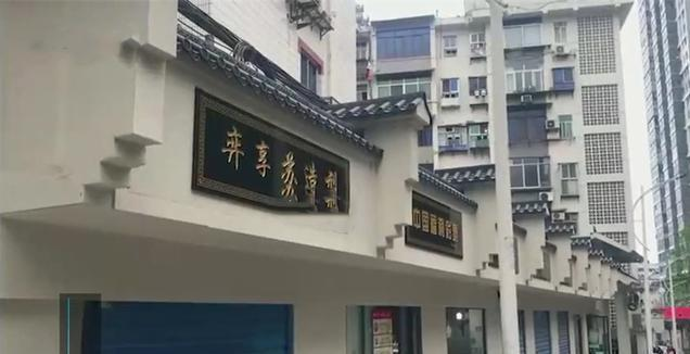 小张所见所闻 湖北一商业街统一更换黑白招牌，被吐槽像公墓