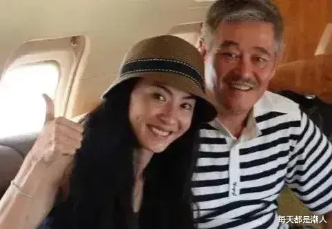 每天都是潮人|一次张柏芝与小沈阳同台献唱，唱到一半小沈阳突然从背后深情搂住了张柏芝的腰