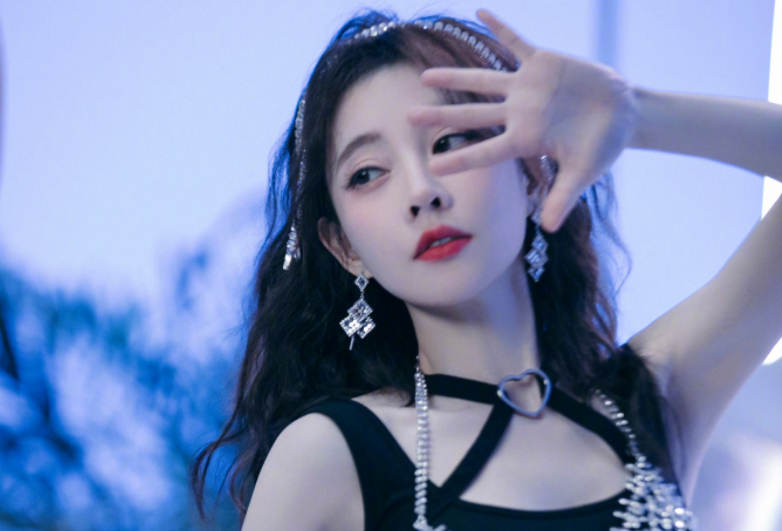 冯提莫|冯提莫风格转变猝不及防，歌曲与戏曲结合惊艳网友，真是太努力了