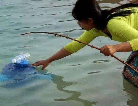 舜网 农村人捕鱼方法千奇百怪，一女子自制的捉鱼工具就特别厉害