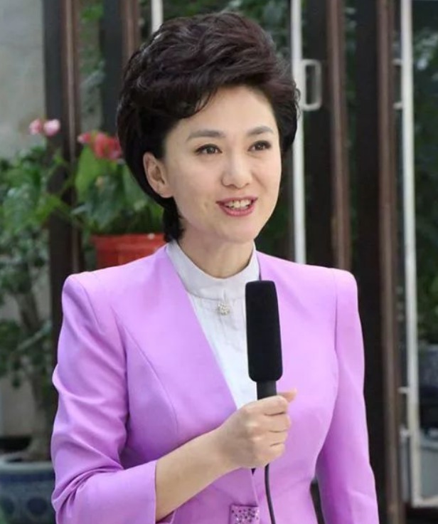 海霞|央视国脸海霞：27年主持零失误，嫁大11岁清华教授，活成人生赢家