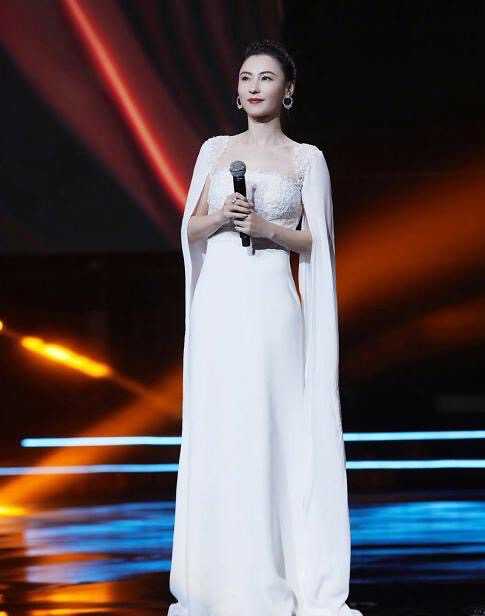 张柏芝|张柏芝的美影响了几代人，如今到了中年阶段，依然美成穿衣典范 。