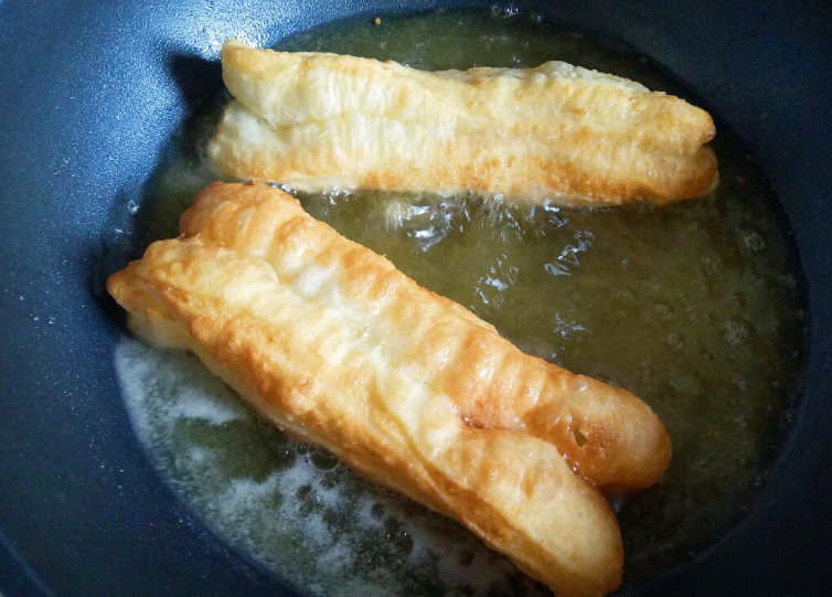 苹果|56岁阿姨突发脑梗，医生直言：1物吃一次等于10斤猪油，赶紧扔