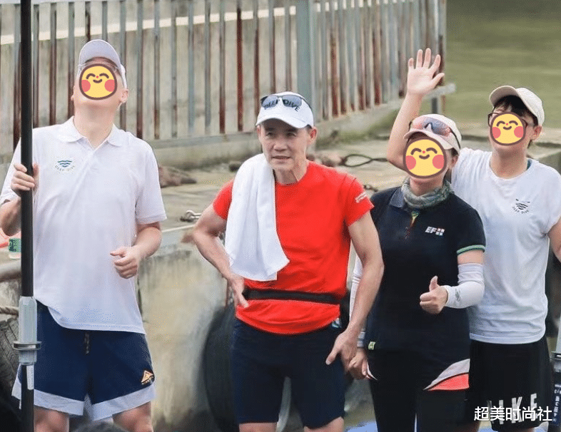 超美时尚社|70岁王石携妻子与好友聚餐，身形消瘦还驼背，与田朴珺状态差太大