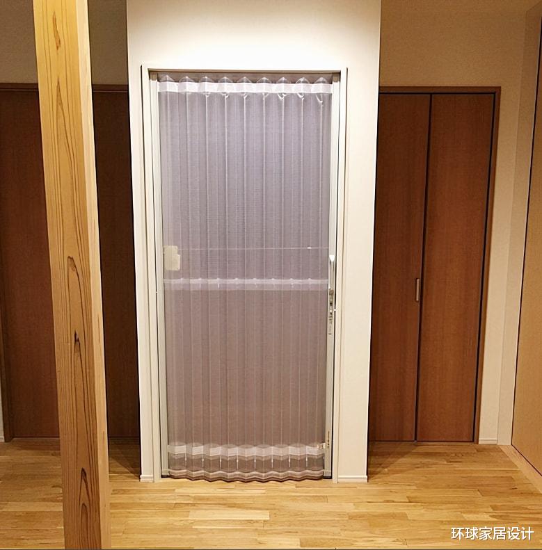 窗帘别再局限布质的了,换成这种隔音效果好还防尘,可隔断可当门