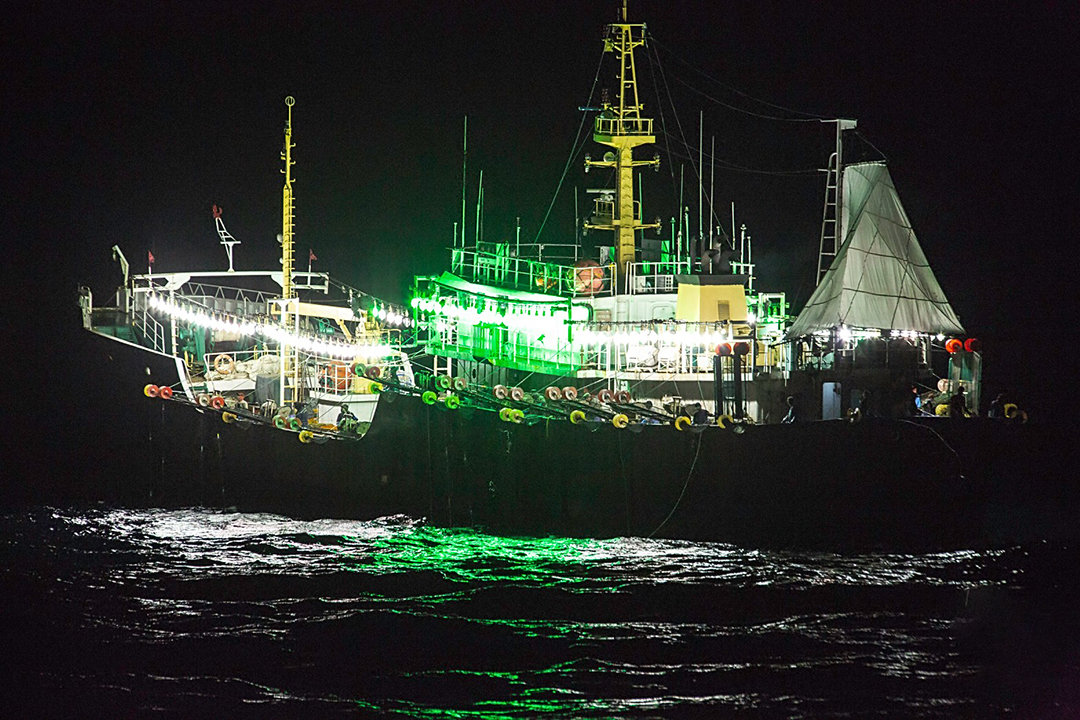 国际空间站 国际空间站夜间直播，拍到40个排列整齐的发光UFO，随后信号中断