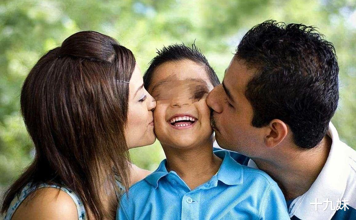  17岁与女生谈恋爱被当爹，抚养多年后发现孩子不是亲生？小伙懵了