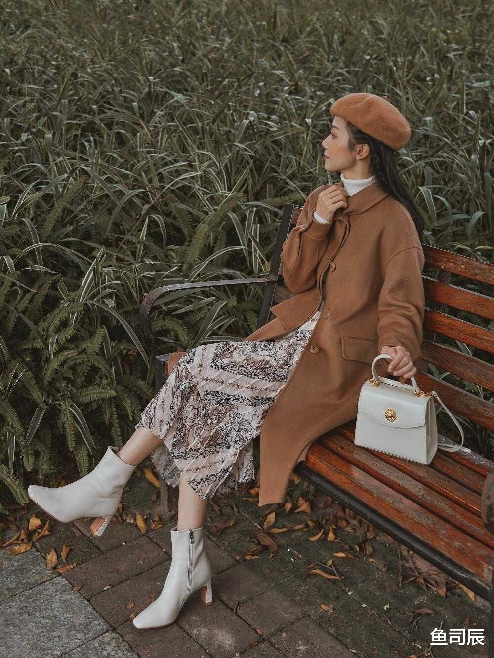 鱼司辰 秋冬天快速出门的“偷懒秘籍”，大衣连衣裙叠搭，上身效果yyds