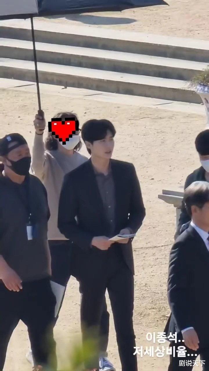 李钟硕|李钟硕新剧造型路透，西装笔挺身材优越，配角阵容也精彩