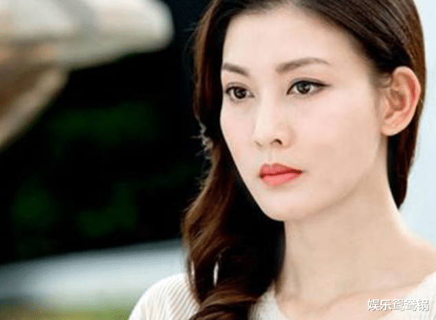 娱乐圈|事业巅峰遭受打击，被迫离开娱乐圈的她，现如今怎么样了？