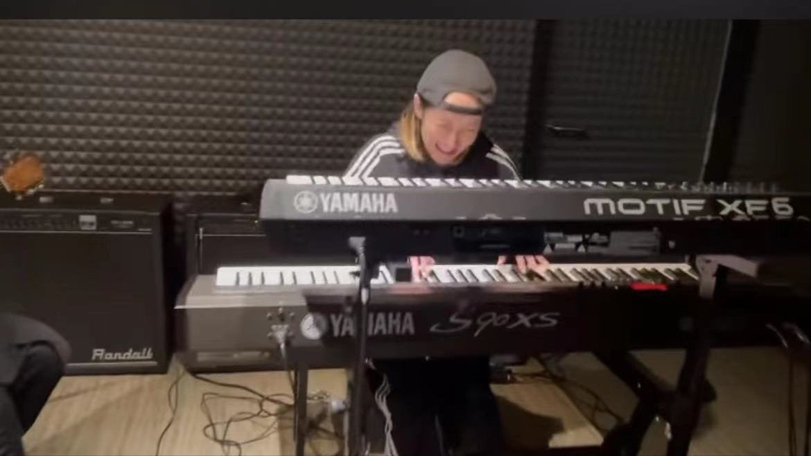 萧亚轩|萧亚轩鼓起勇气露脸部疤痕，将以乐团形式复出，专注工作放飞男友