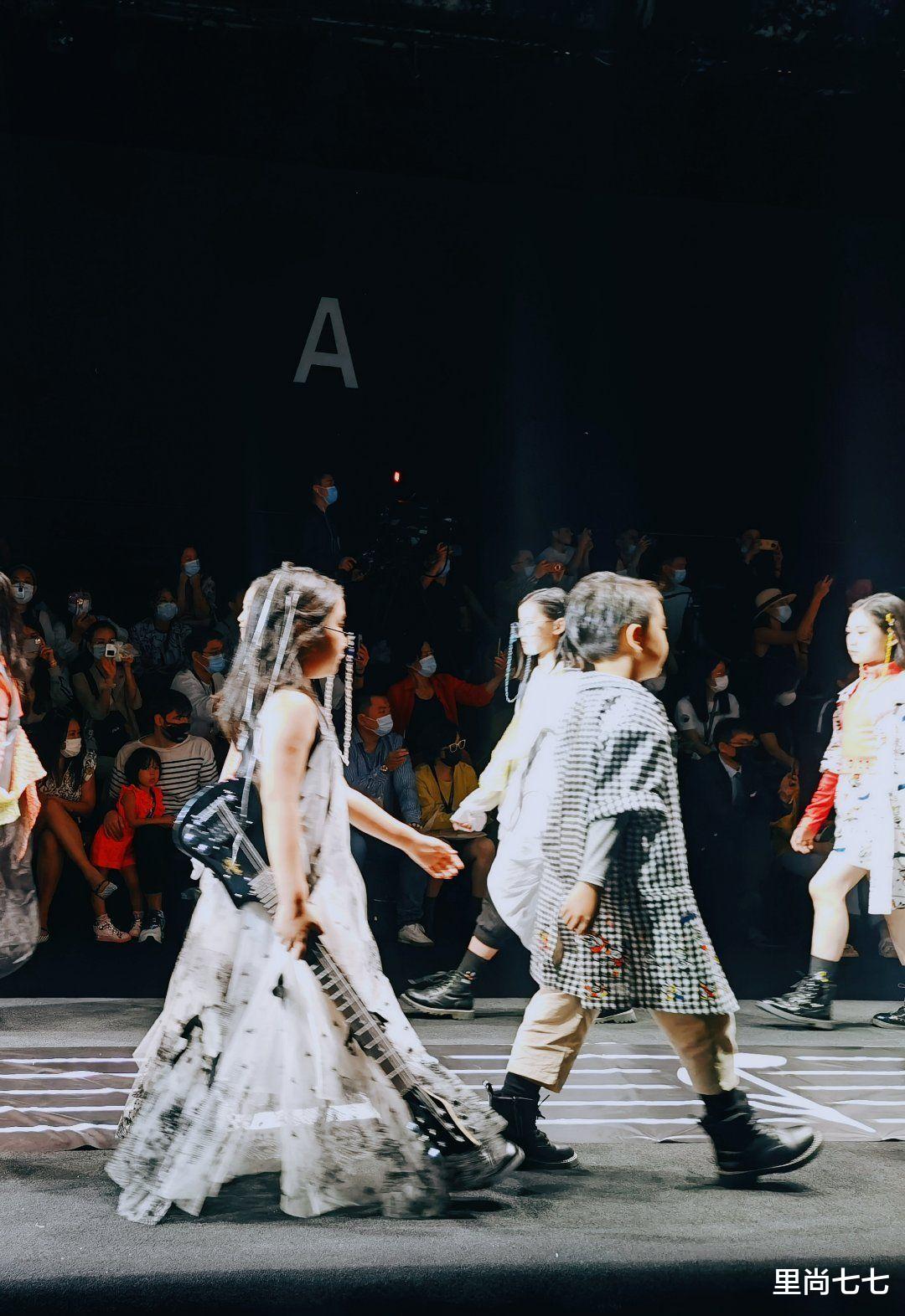 乔杉|乔杉妻子陪女儿走秀，7岁长女化浓妆拎吉他台风超炸，模样太像爸