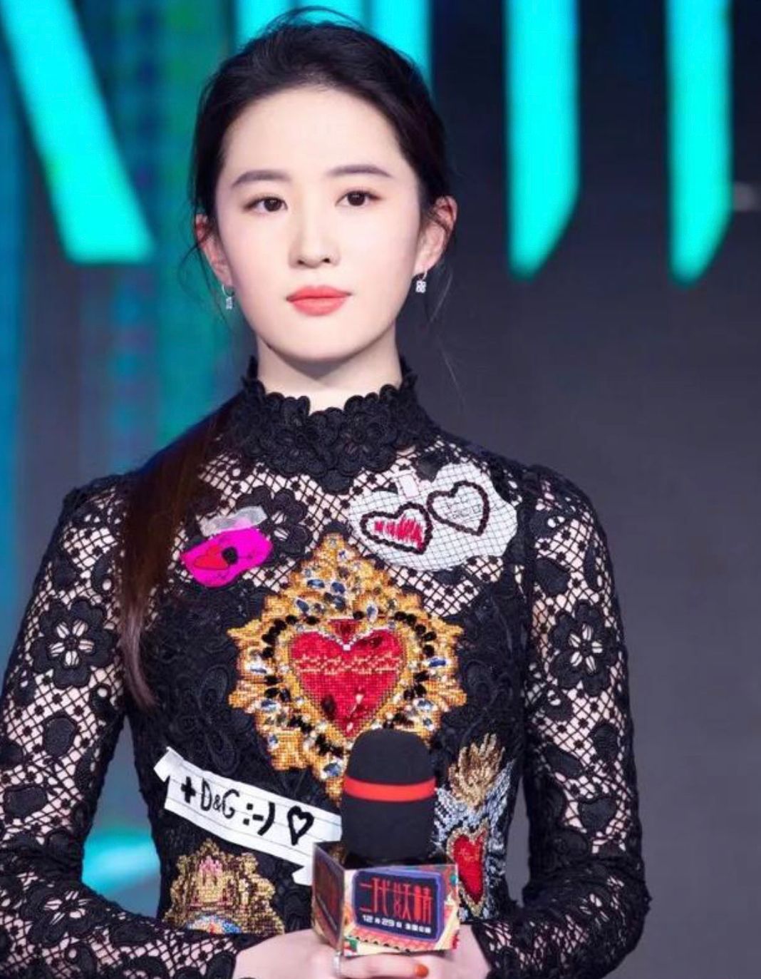 潮帮先生 刘亦菲胖点更耐看，穿花哨的蕾丝裙也不俗气，反而多了几分女人味