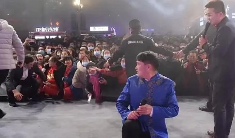 陈亚男|网曝陈亚男婚内傍上已婚人后，有人说大衣哥私底下眼皮子翻得高