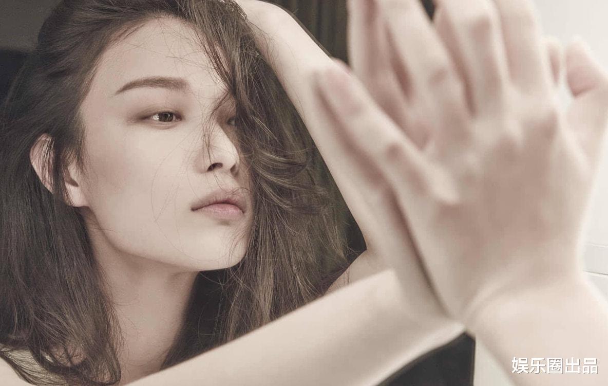 倪妮|倪妮早期写真曝光，穿无袖装站在镜子前摆拍，站姿优雅身形傲人