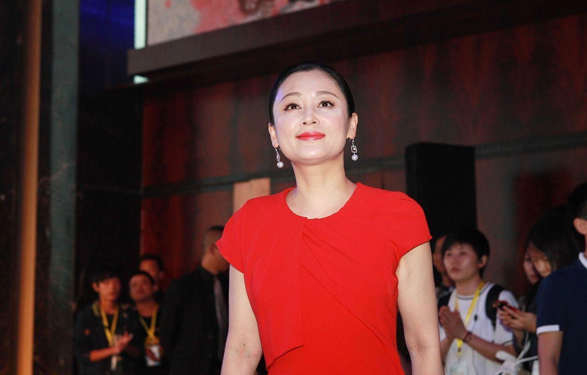 BiuVogue|陈红随便穿穿都很美，红裙子像“地摊货”，配上黑袜子变的好高级