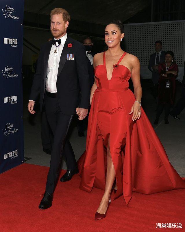 蒋勤勤|梅根11月10日穿红吊带裙走红毯，水桶腰勒得太紧，膀大腰圆太抢镜