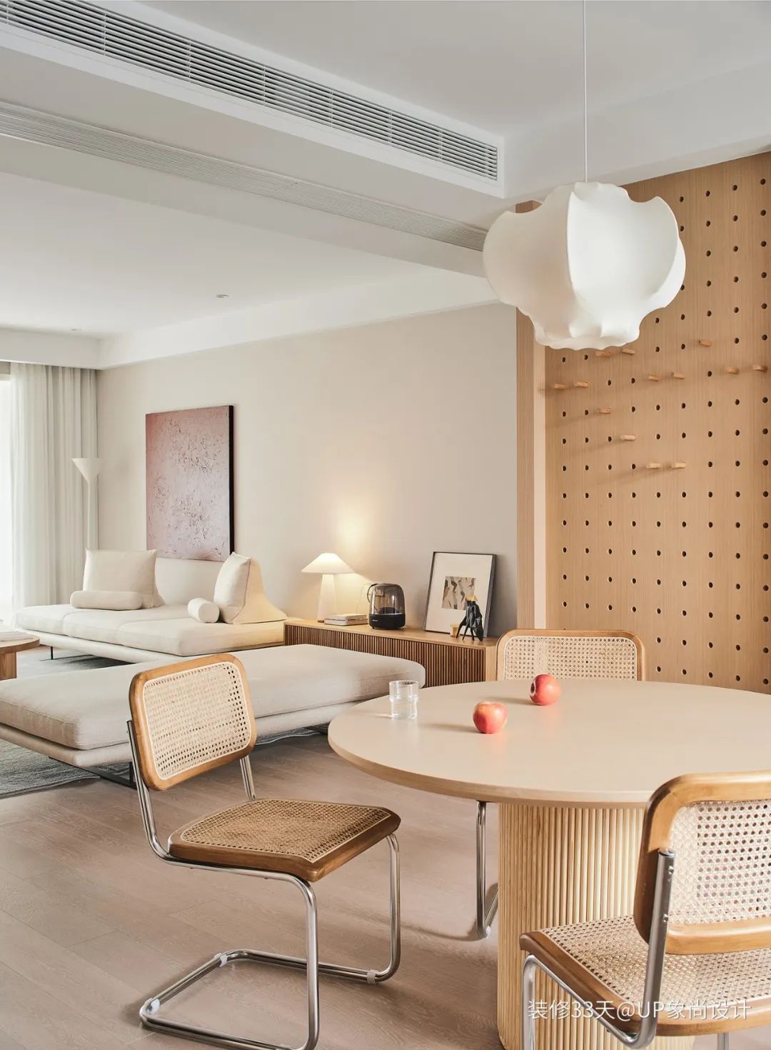 装修设计:140平现代原木色,温馨三口之家