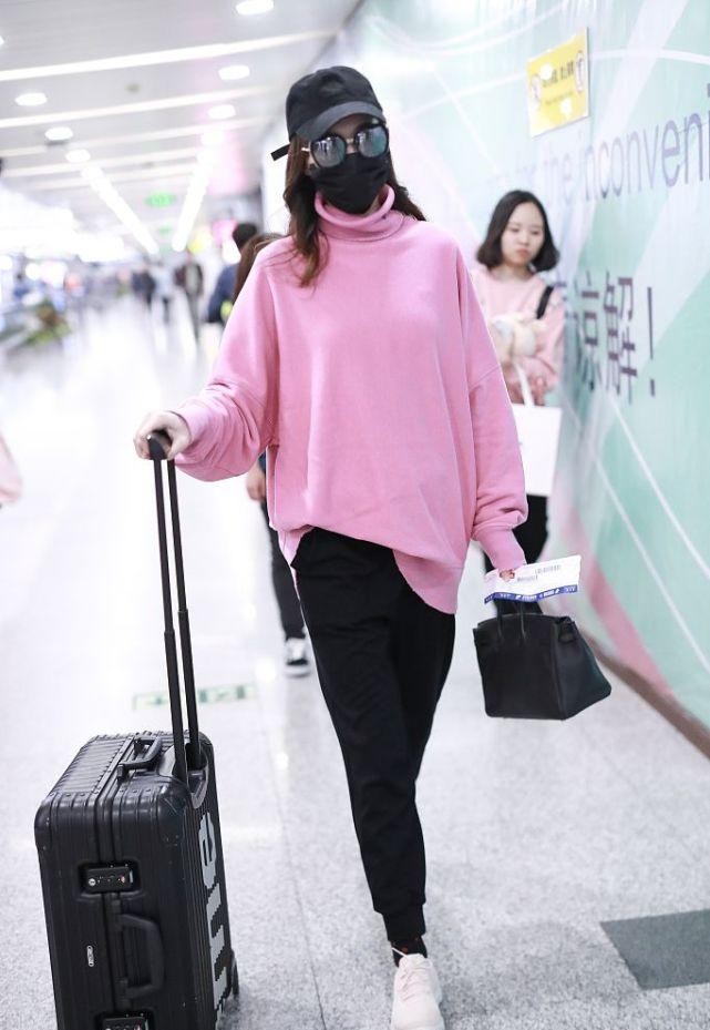 穿衣搭配|唐嫣真挺会扮嫩的，穿粉色运动服还扎双马尾，跟大学生没啥区别