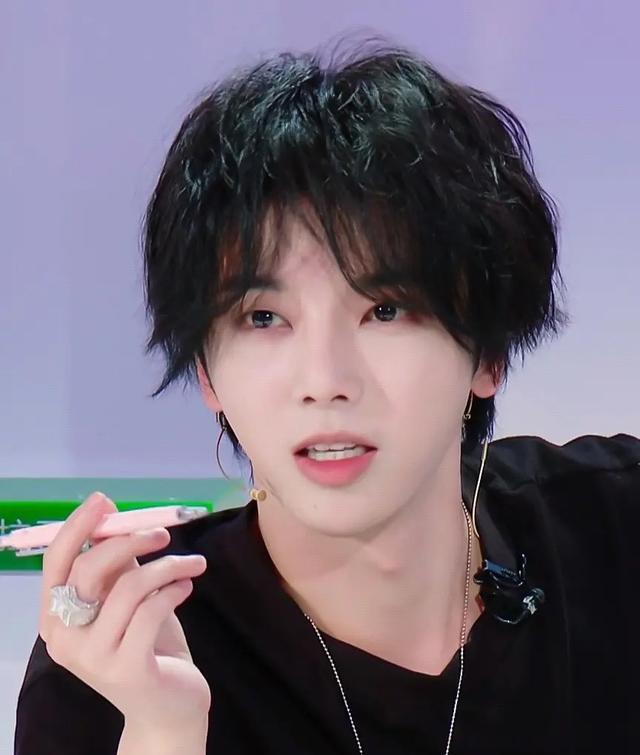 华晨宇|华晨宇开工自称花椰菜，连续八年开工晒自拍起外号，张碧晨也8年？