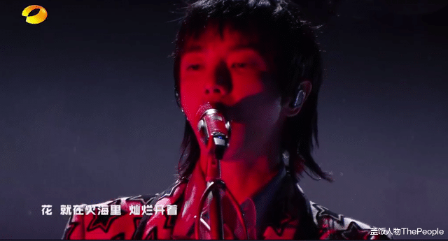 跨年|“南北”双台跨年:唐嫣美艳、王鸥抢镜,杨幂眼妆像“发光眼屎”