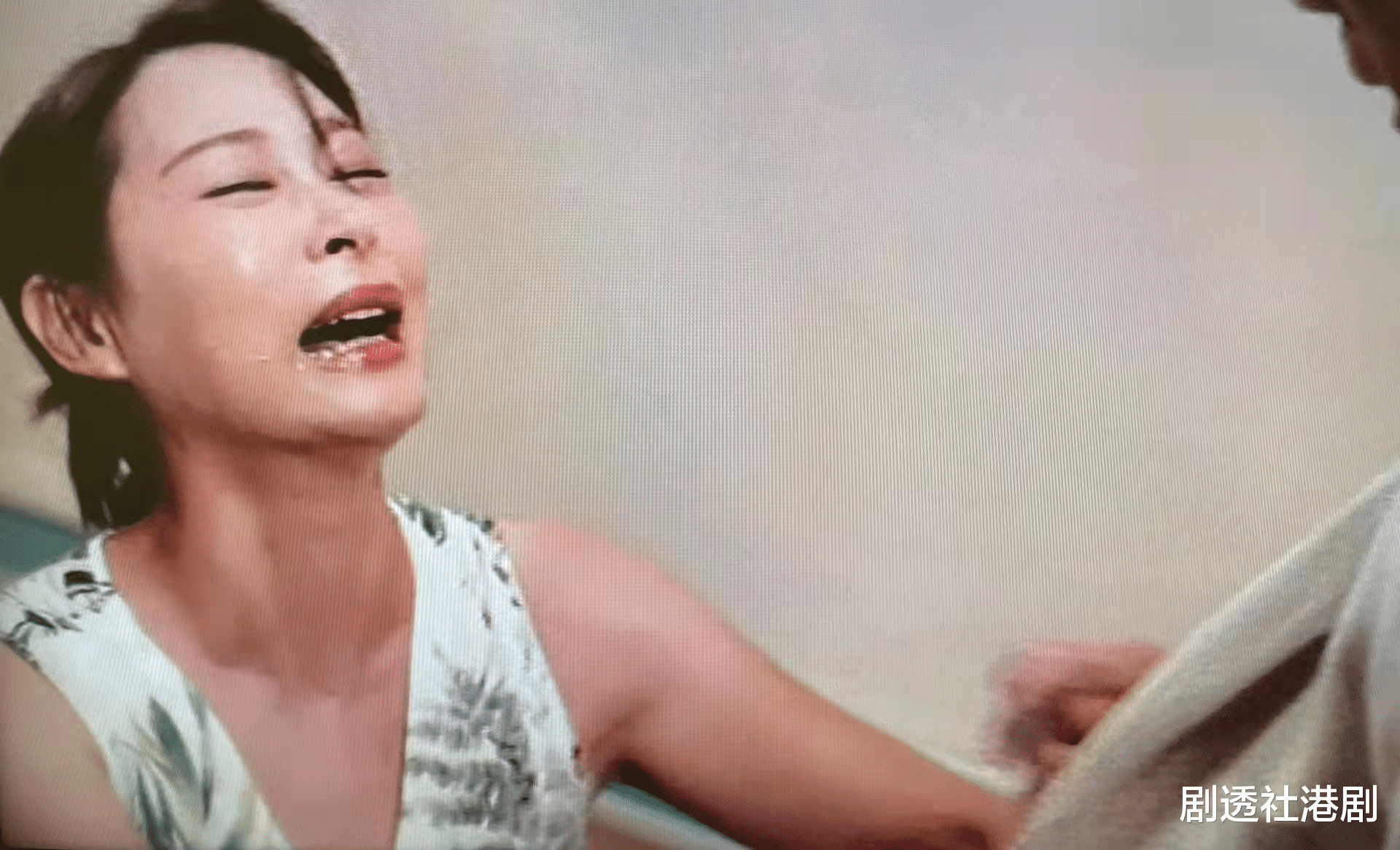 TVB|温馨！TVB“哭戏专业户”获剧组惊喜庆生，视两个继女为己出组幸福五口之家