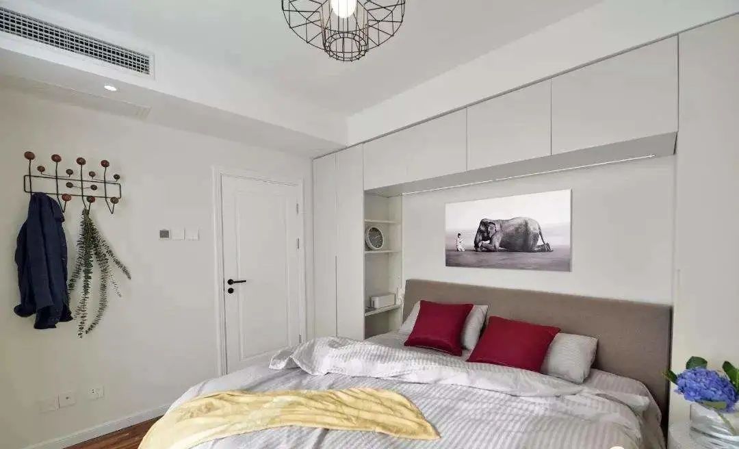 时尚装修设计大全|卧室不放床头柜，而是在床头打了一排柜子，收纳大了2倍都不止！