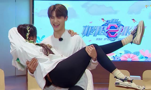 Angelababy|杨超越遇到对手了，和景甜同穿黑色铅笔裤，生图暴露爱豆真实腿型