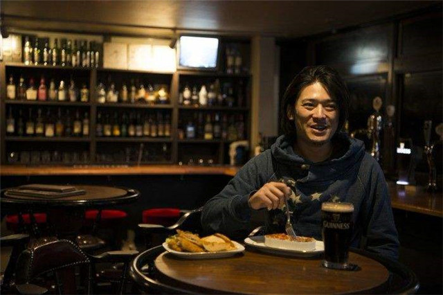 娱乐圈|男演员高冈奏辅退出娱乐圈一年，近况曝光，沦落到在餐厅收垃圾