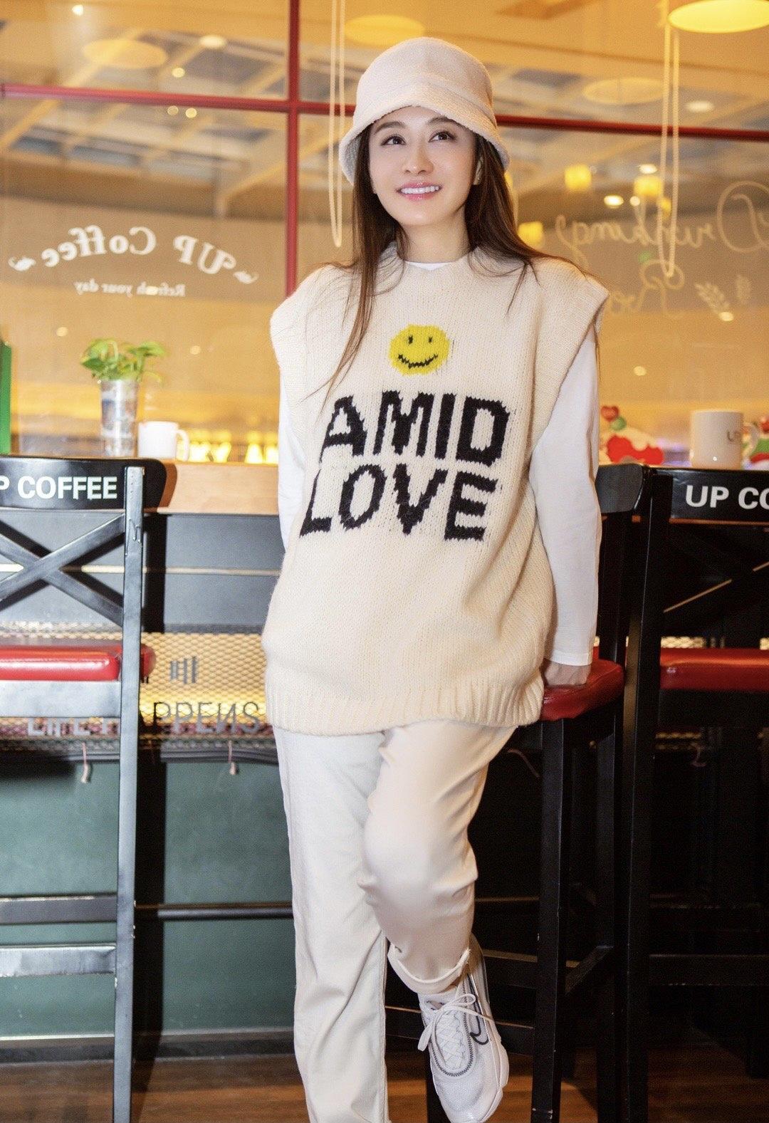 何有强|陈德容?已经47岁了，魅力不减，穿白色外套搭配半身，高级优雅