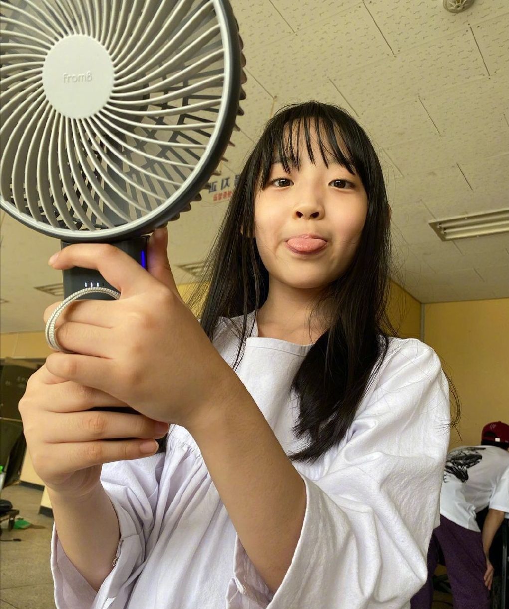 韩孝周|《幸福》圆满收官，韩孝周晒合照庆祝，一百八十度鞠躬诚意十足