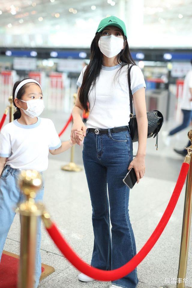 辰雪丰华|包文婧与女儿同框机场，穿白T配牛仔喇叭裤，休闲低调却很显年轻