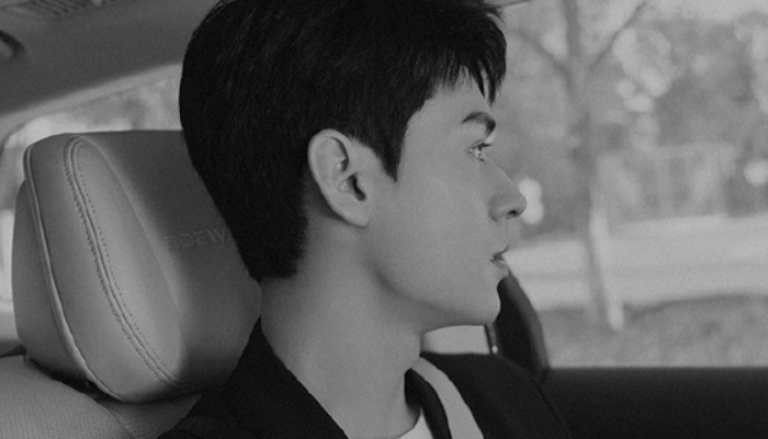 龚俊|龚俊称闹钟设早一小时，被知名导演吐槽：是文盲呢，还是半文盲呢