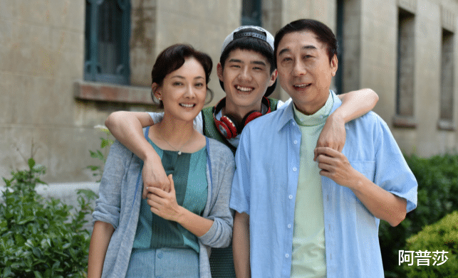 冯巩|63岁冯巩罕晒全家福，妻子长得美丽动人，儿子的长相却一言难尽！