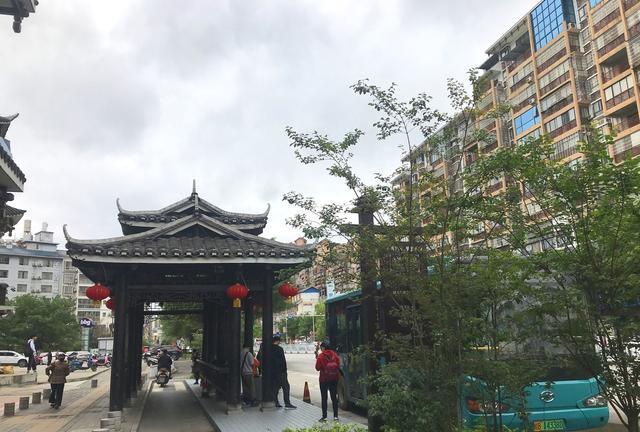 张红玉玉说三农 认识柳州百里侗乡三江县，就从月亮街开始，鼓楼、风雨桥一个不少