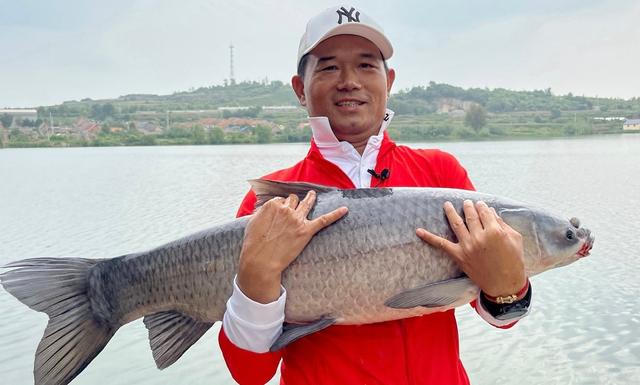 大板|邓刚,1971出生湖北黄石人,曾是销售,28岁辞职专职钓鱼