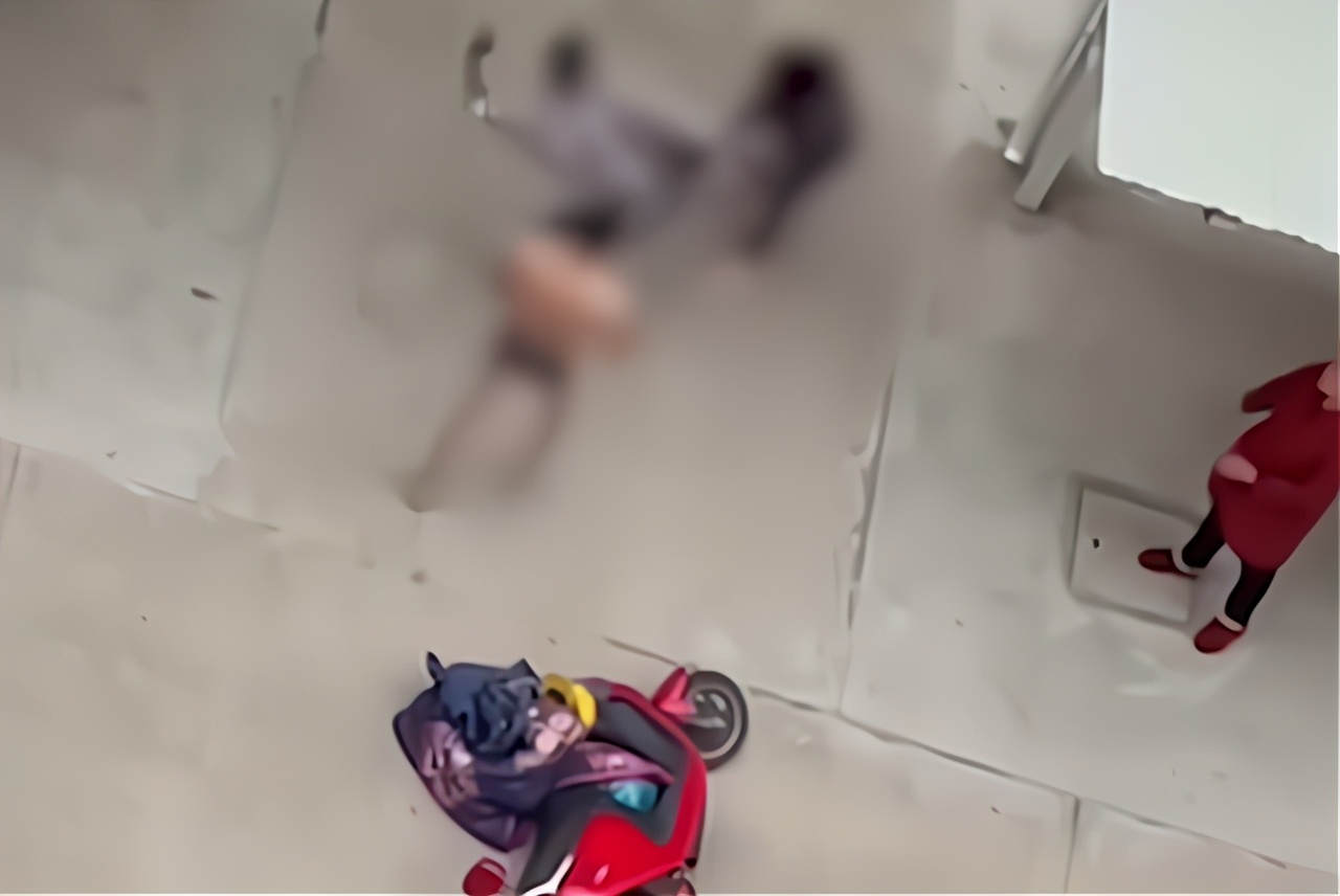 安然说社会 江苏泰州:男子追着母亲殴打,多次拳打飞踹扇耳光,场面不忍直视