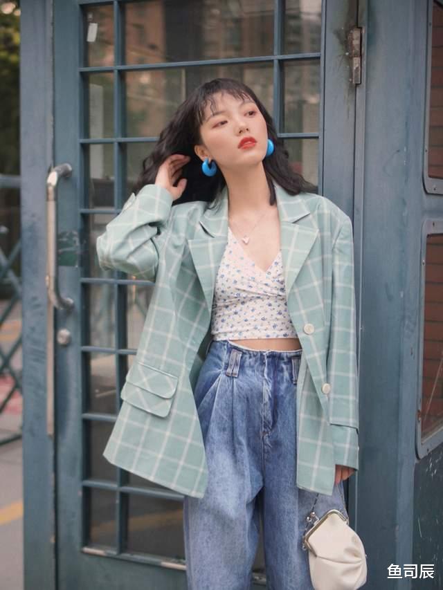 鱼司辰|秋天不穿裙子也很浪漫，针织开始搭配牛仔裤优雅大气，高级时髦